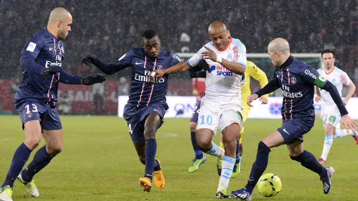 Andrew Ayew dribbling PSG players Jallet, Matuidi and Alex