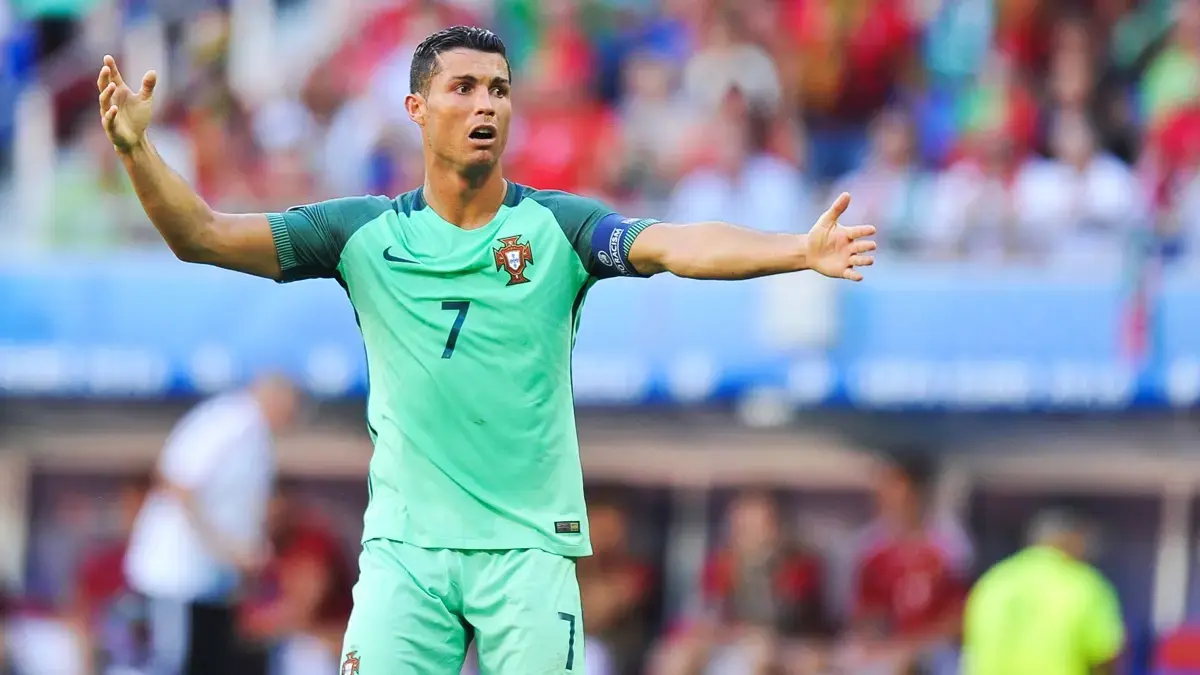 Cristiano Ronaldo se plaignant de l'injuste excellente défense islandaise. Cristiano Ronaldo se plaignant de l'injuste excellente défense islandaise.