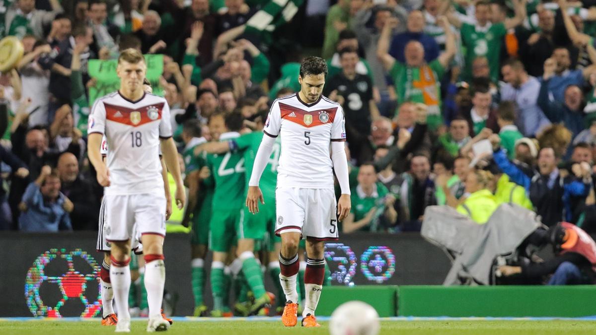 Toni Kroos et Mats Hummels baissent la tête après que l'Irlande a marqué un but