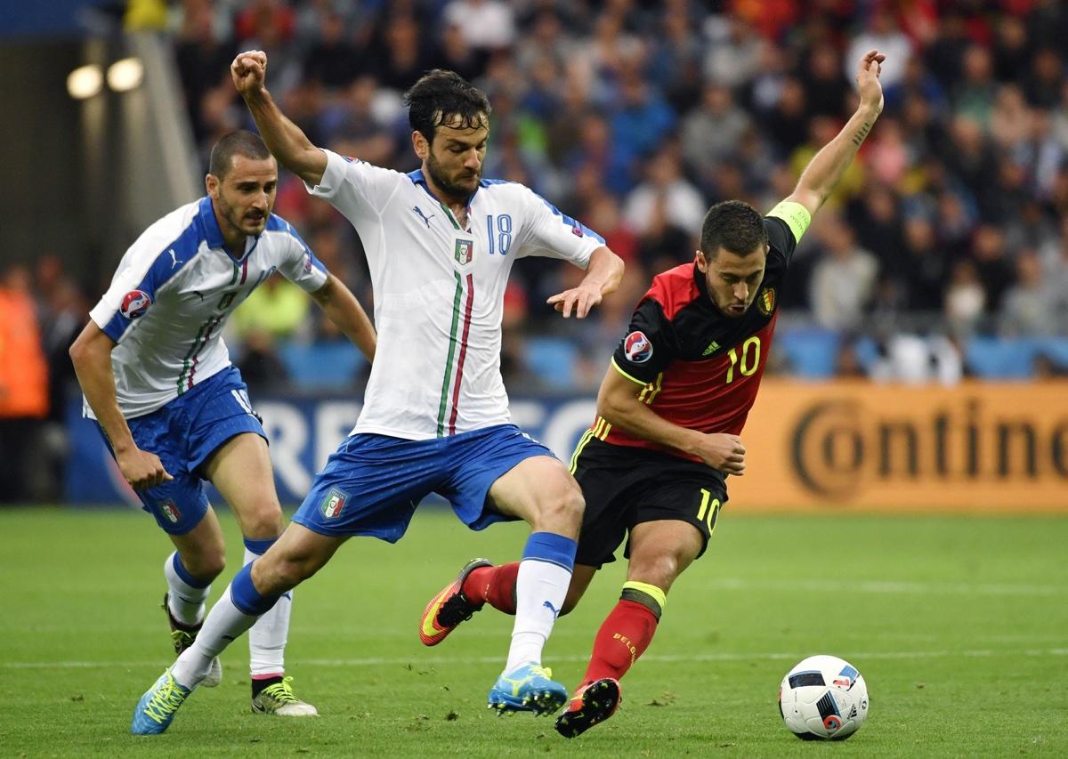 Eden Hazard dribble les défenseurs italiens