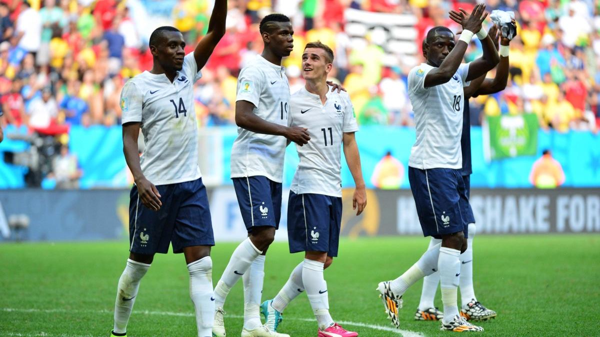 French players waving at their fans, including Matuidi, Pogba, Griezmann, and Moussa Sissoko