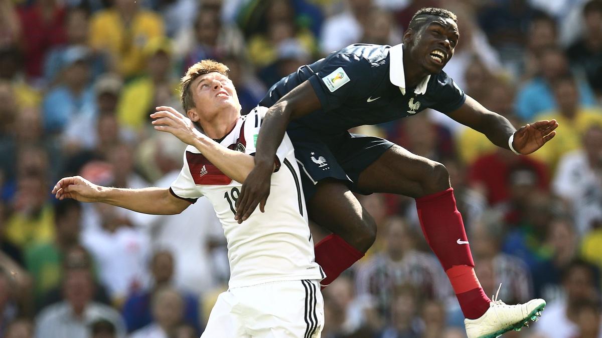Toni Kroos and Paul Pogba in a duel for a high ball