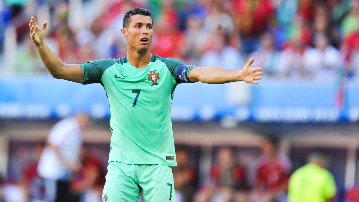 Cristiano Ronaldo se plaignant de l’injuste excellente défense islandaise.